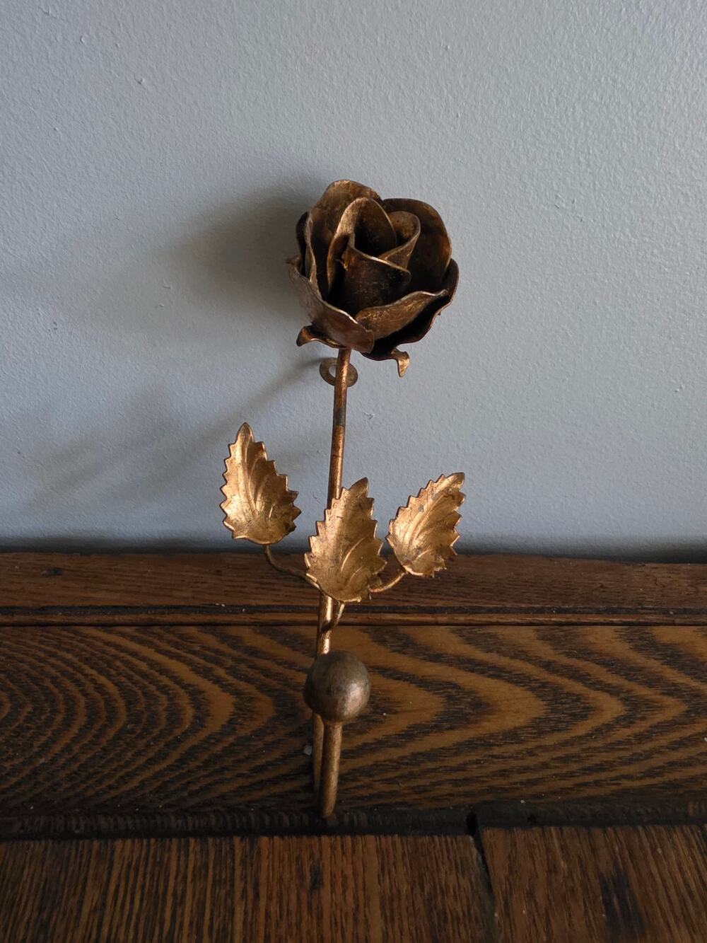 Vtg Italian Toleware Gold Gilt Metal Rose Wall Hook 1950's
Made in Italy 7"